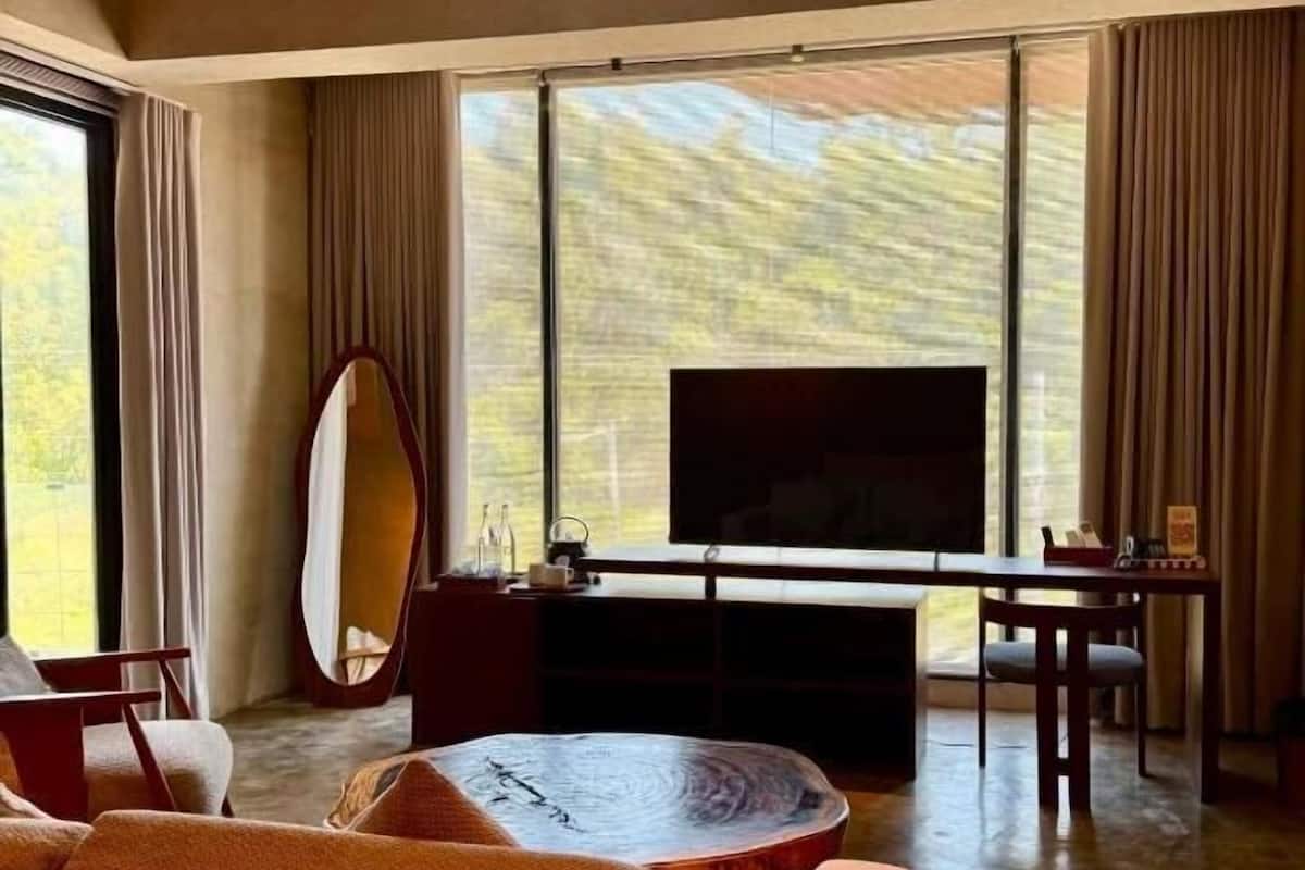 Suite Deluxe, balcón, vista a la montaña | Área de sala de estar
