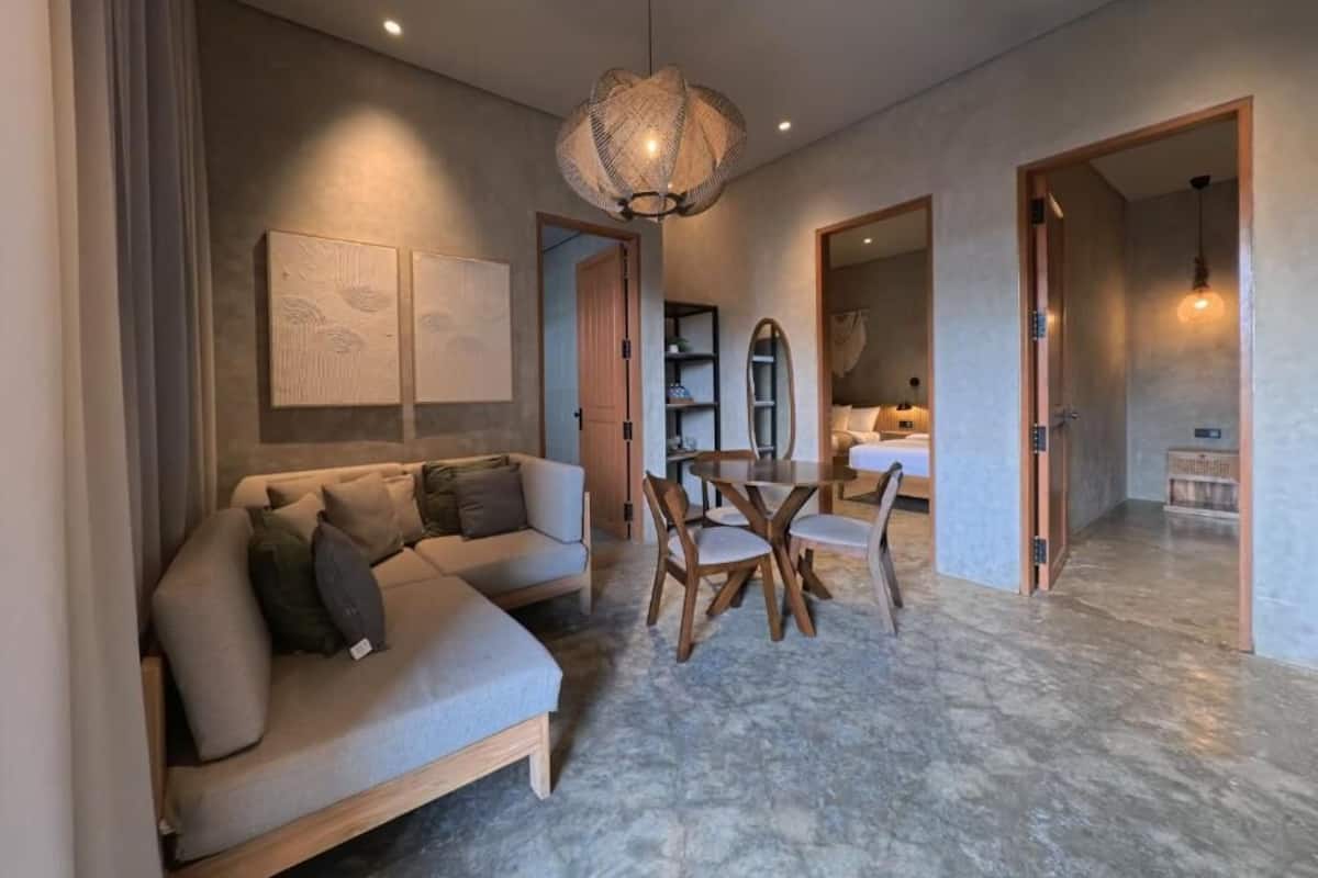 Suite ejecutiva, 2 habitaciones, vista a la alberca | Área de sala de estar