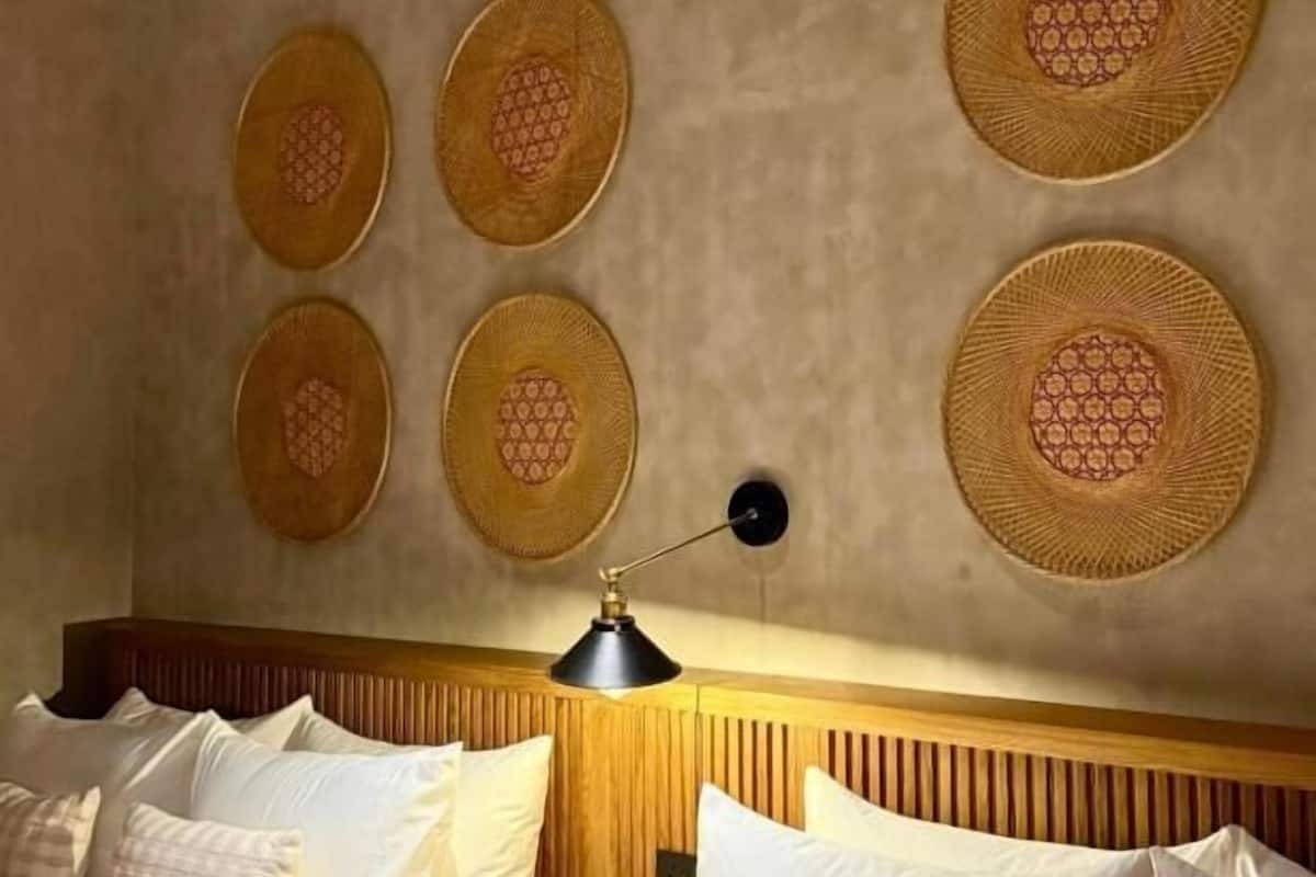 Habitación cuádruple Deluxe, balcón, vista parcial al mar | Caja de seguridad en la habitación y cortinas blackout