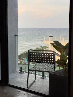 Phòng 4 Deluxe, ban công, quang cảnh một góc biển | Nội thất