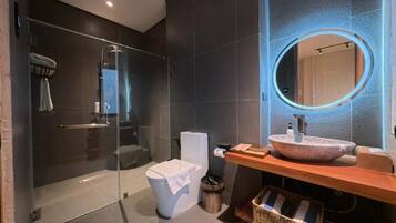 Superior Room, 1 King Bed, Mountain View | Bathroom