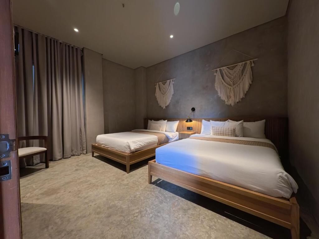 ห้องเอ็กเซกคิวทีฟสวีท, 2 ห้องนอน, วิวสระว่ายน้ำ | ตู้นิรภัยในห้องพ  ัก, ผ้าม่านกันแสง, เตารีด/โต๊ะรีดผ้า, Wi-Fi ฟรี