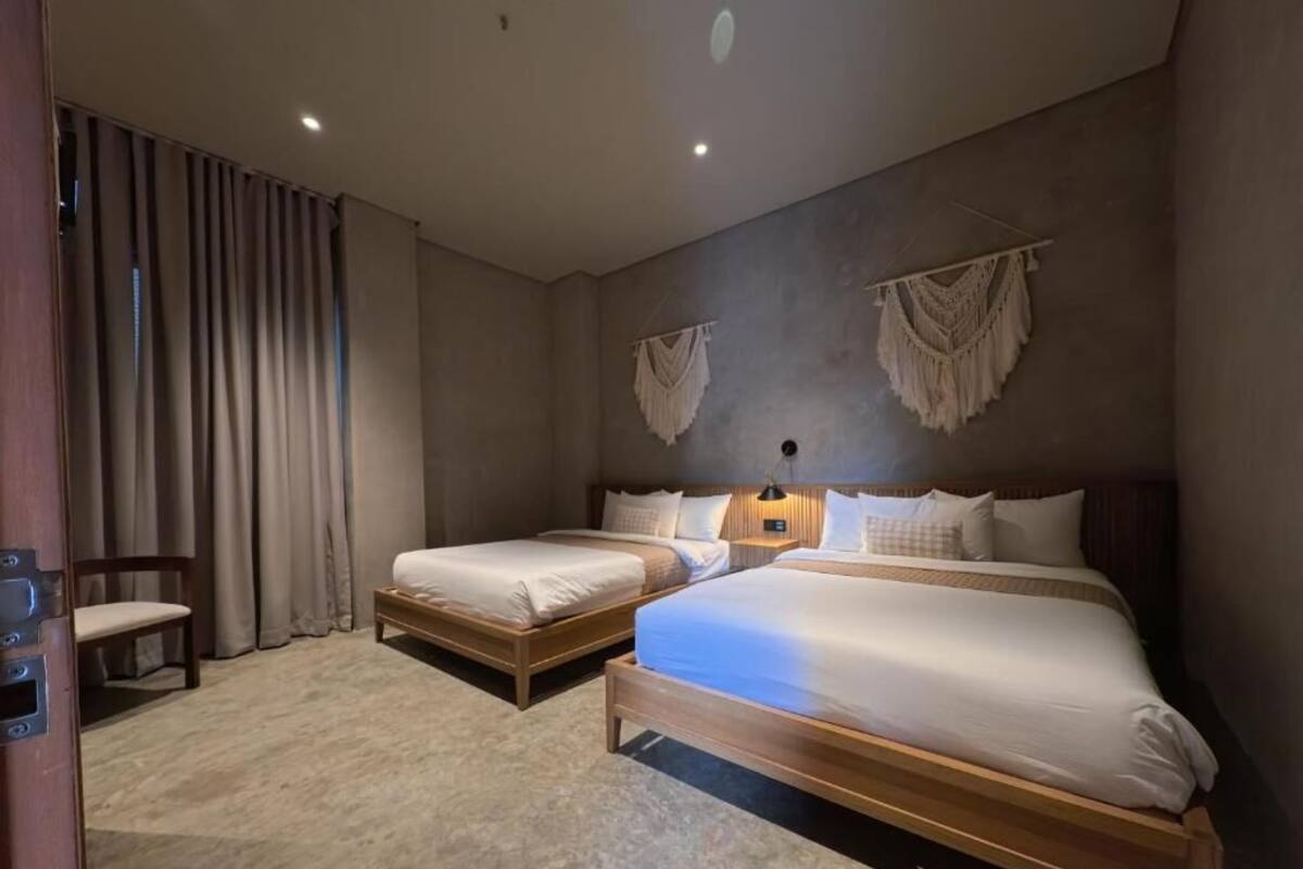 Phòng Suite Executive, 2 phòng ngủ, quang cảnh hồ bơi | Két bảo mật tại phòng, màn/rèm cản sáng, bàn ủi/dụng cụ ủi quần áo