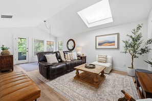 Smart TV, fireplace, ping pong - Spacious Foothills Retreat | Sleeps 10 | Horizon Views | Ping Pong | Gym Space | Minutes to Downtown (Boise)