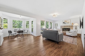 Smart TV, fireplace, ping pong - Spacious Foothills Retreat | Sleeps 10 | Horizon Views | Ping Pong | Gym Space | Minutes to Downtown (Boise)