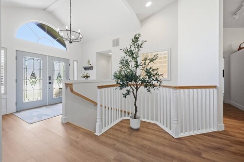 Spacious Foothills Retreat | Sleeps 10 | Horizon Views | Ping Pong | Gym Space | Minutes to Downtown