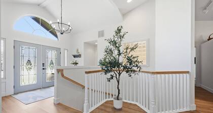 Spacious Foothills Retreat | Sleeps 10 | Horizon Views | Ping Pong | Gym Space | Minutes to Downtown