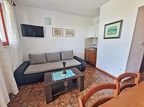 Apartment (Classic One Bedroom Apartment with Te) | Wohnzimmer | 32-Zoll-Flachbildfernseher mit Satellitenempfang