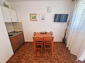 Apartment (One Bedroom Apartment with Terrace an) | Eigene Küche | Kühlschrank
