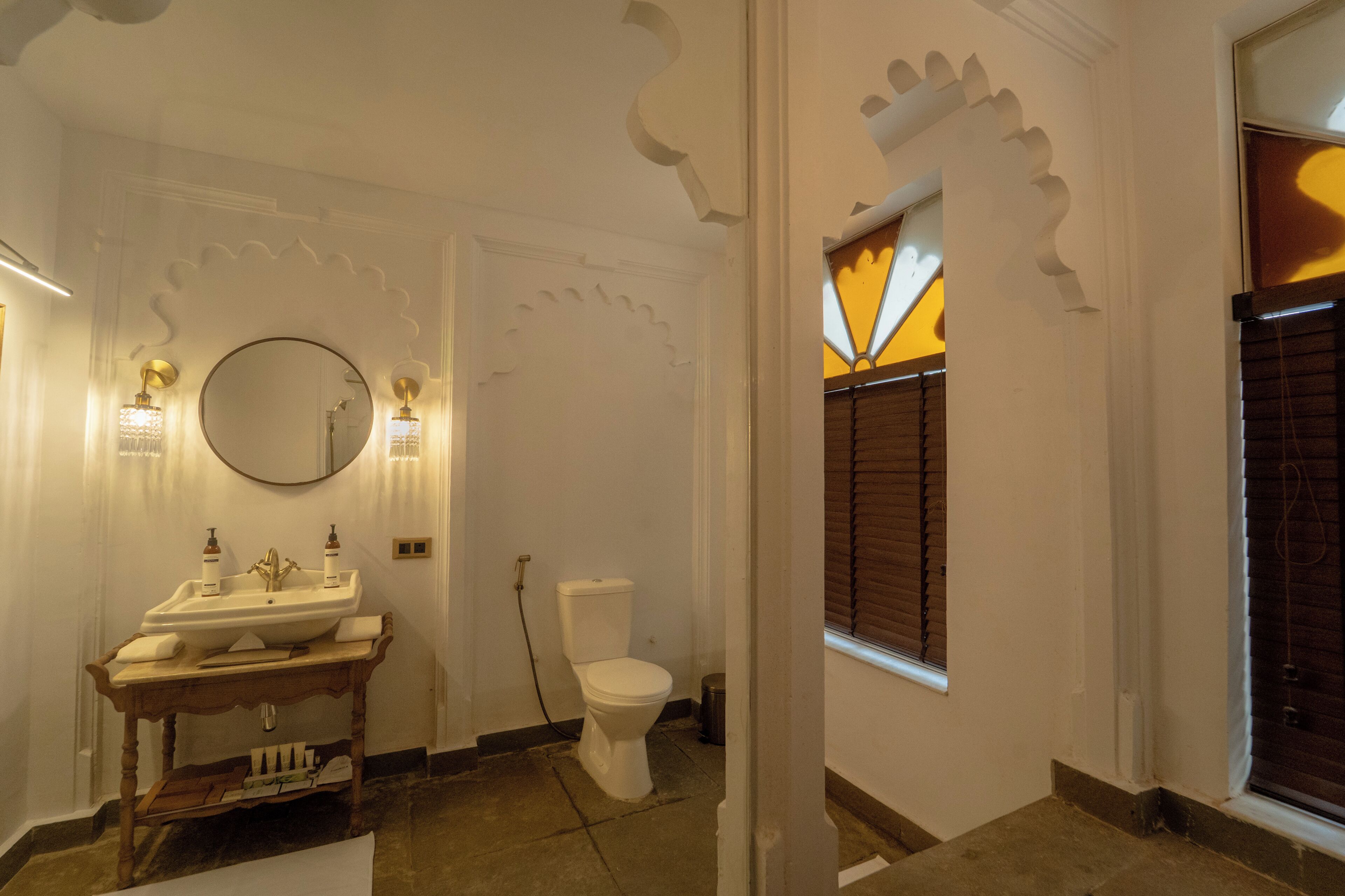 Ein Badezimmer mit Waschbecken, Spiegel und Toilette.