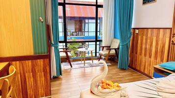 Bungalow | In-room safe, desk, iron/ironing board (on request), free WiFi