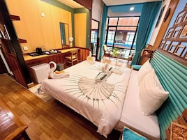 Suite Deluxe, vistas al mar | Caja fuerte, escritorio, tabla de planchar con plancha y wifi gratis