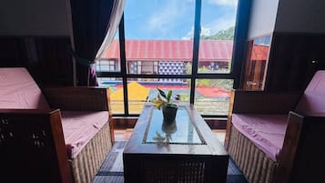 Chambre Familiale, vue jardin | Coffres-forts dans les chambres, bureau, fer et planche à repasser