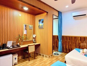 Deluxe Twin kamer | Een kluis op de kamer, een bureau, een strijkplank/strijkijzer