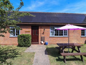 Outdoor dining - CHESTNUT, pet friendly, with a garden in Lympsham (Weston-super-Mare)