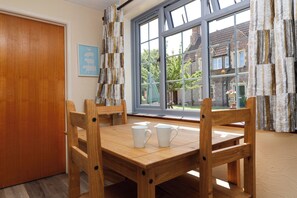 Dining - CHESTNUT, pet friendly, with a garden in Lympsham (Weston-super-Mare)