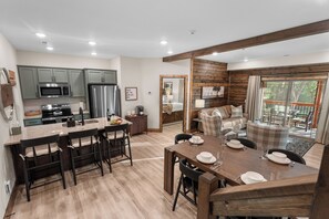Interior - Resort cabin with Hot Tub, Lazy River, Indoor Pool, Pickleball, Fishing, Trails (Hollister)