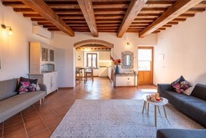 TV - Heated Infinity Pool | Restored Farmhouse & Views (Umbertide)