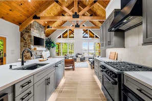 Coffee/tea maker, fridge, microwave, oven - Lake Anna Lakefront | Beach, Game Room, Hot Tub (Mineral)
