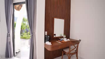 Deluxe Double Room, 1 Queen Bed, Garden View | Interior