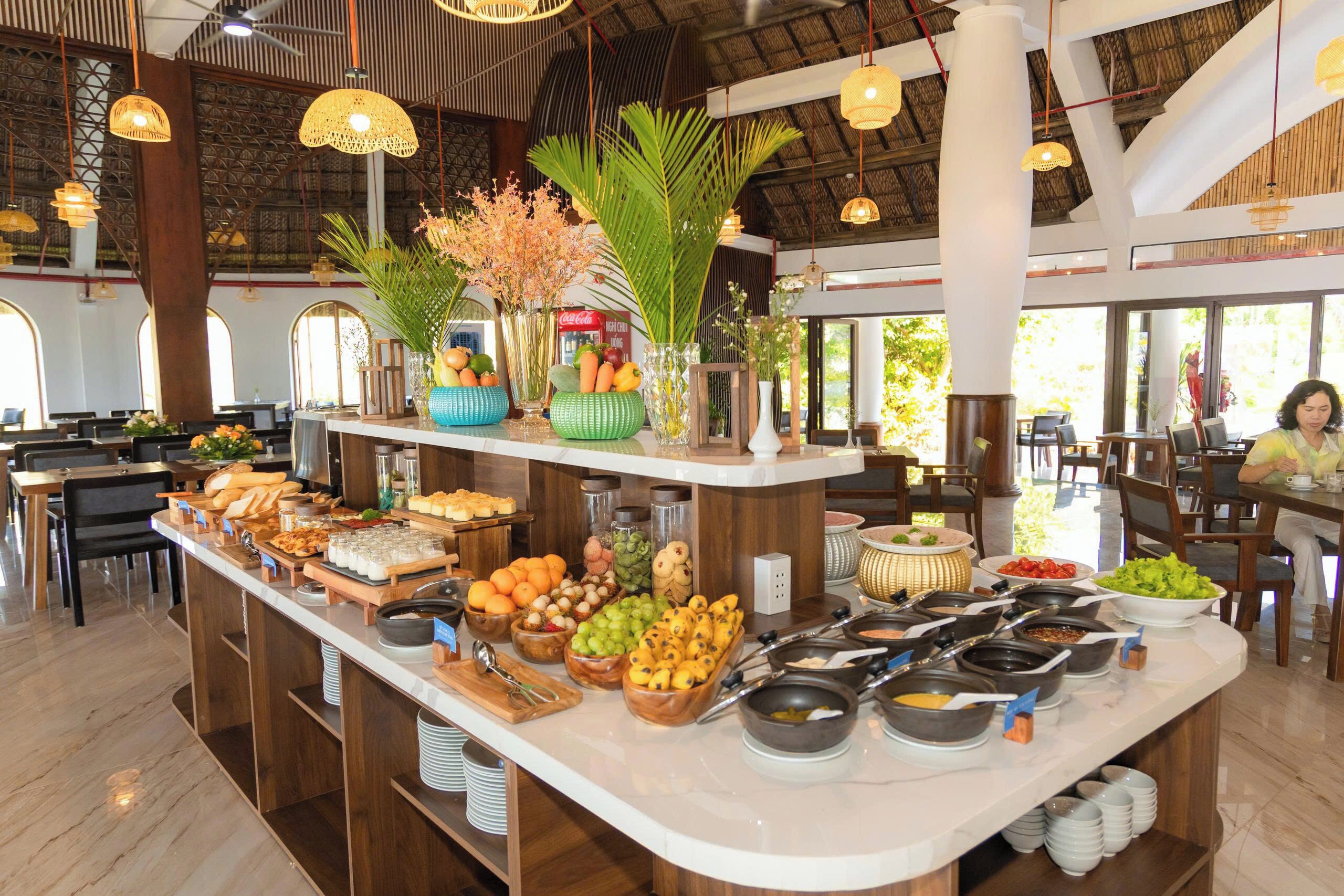 Free daily buffet breakfast