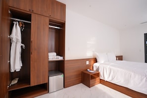 Minibar y caja de seguridad en la habitación