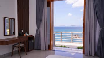 Deluxe Double Room, 1 Queen Bed, Ocean View | Minibar, in-room safe, laptop workspace, blackout drapes