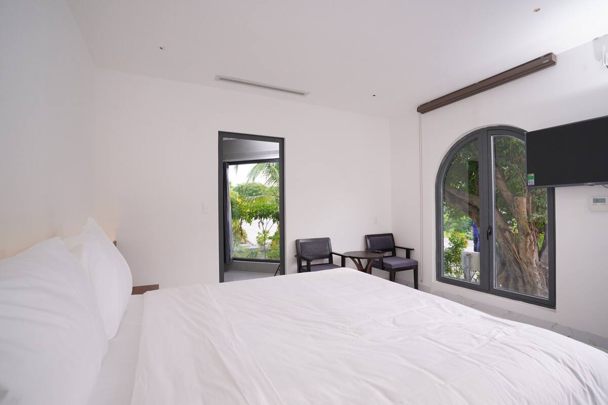 ห้องดีลักซ์ดับเบิล, เตียงควีนไซส์ 1 เตียง, วิวสวน | ตู้นิรภัยในห้องพัก, พื้นที่ทำงานแบบใช้แล็ปท็อป, ผ้าม่านกันแสง