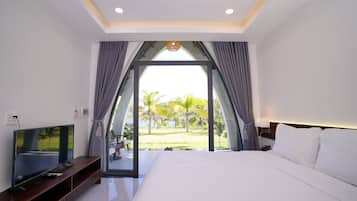 Bungalow Deluxe, 1 cama de matrimonio, vistas al mar | Caja fuerte, espacio para trabajar con un portátil, cortinas opacas