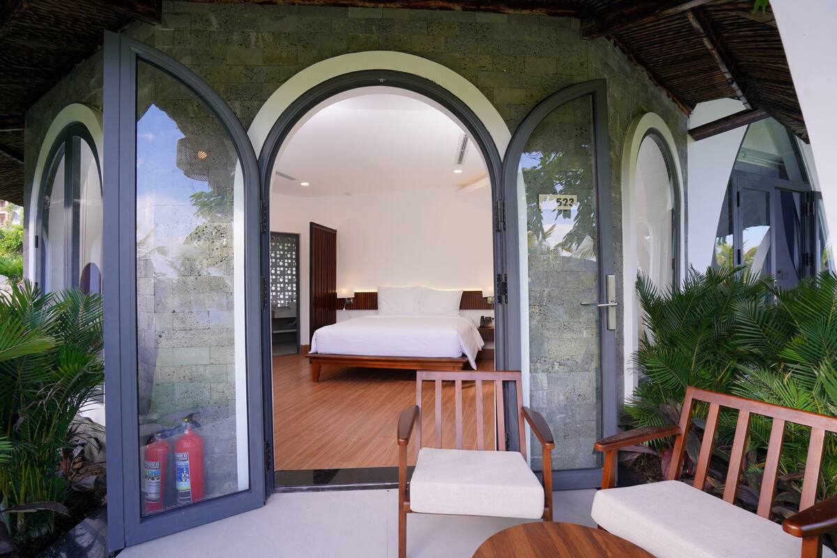 Luxury Bungalow, 1 Queen Bed, Ocean View | In-room safe, laptop workspace, blackout drapes, soundproofing