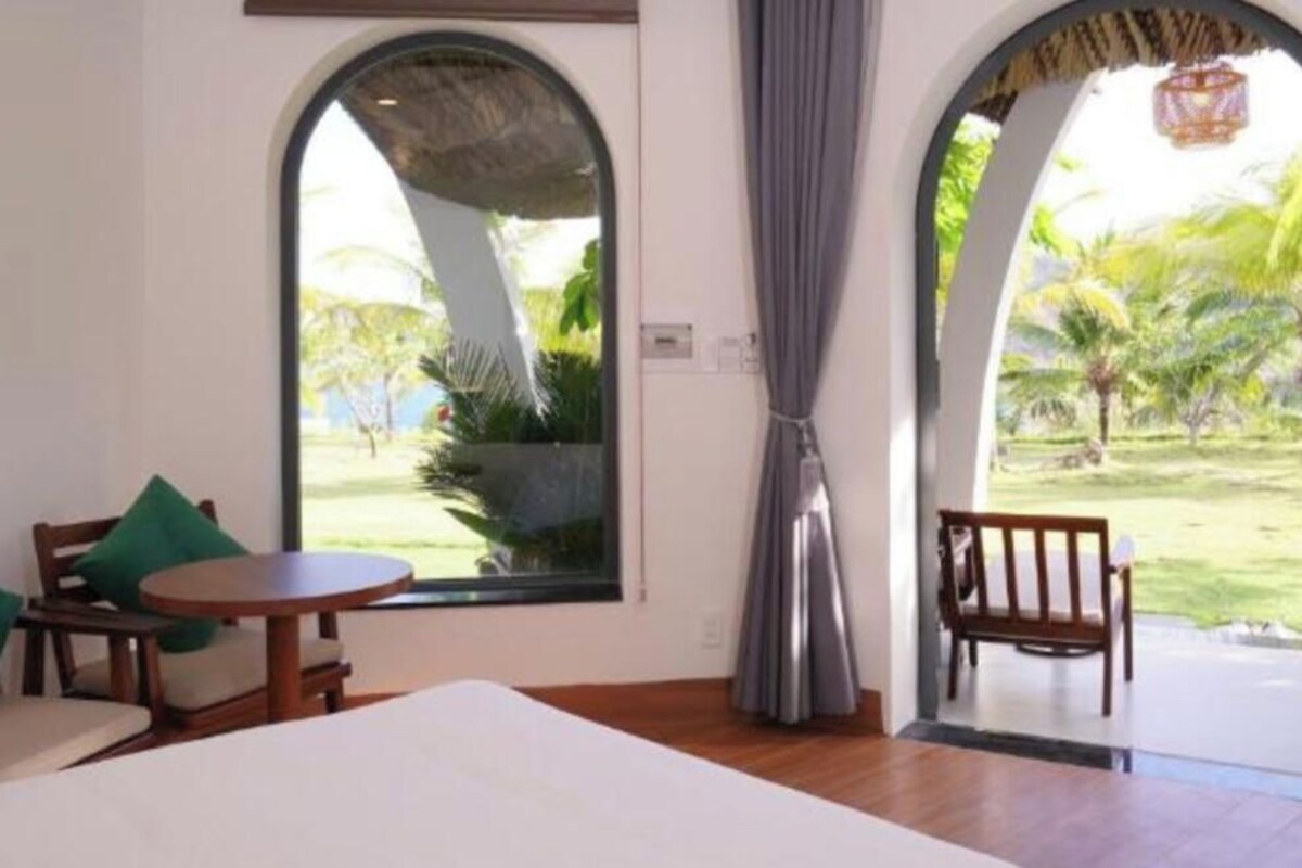 Luxury Tropical Retreat Suite with Bathtub and Sea View