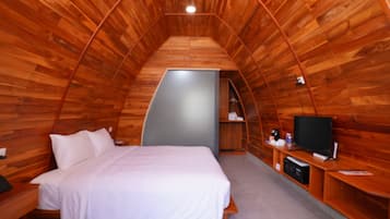 Bungalow, 1 cama de matrimonio, vistas al jardín | Caja fuerte, espacio para trabajar con un portátil, cortinas opacas