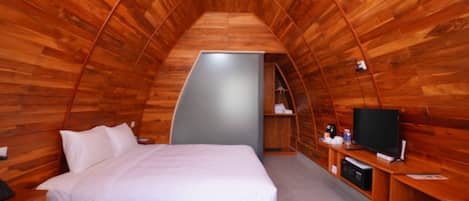 Bungalow, 1 Queen Bed, Garden View | In-room safe, laptop workspace, blackout drapes, soundproofing