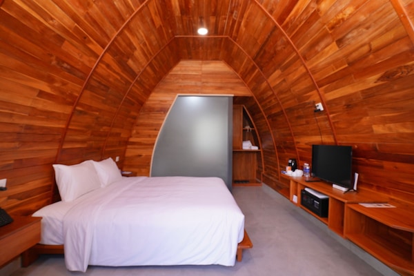 Bungalow, 1 Queen Bed, Garden View | In-room safe, laptop workspace, blackout drapes, soundproofing