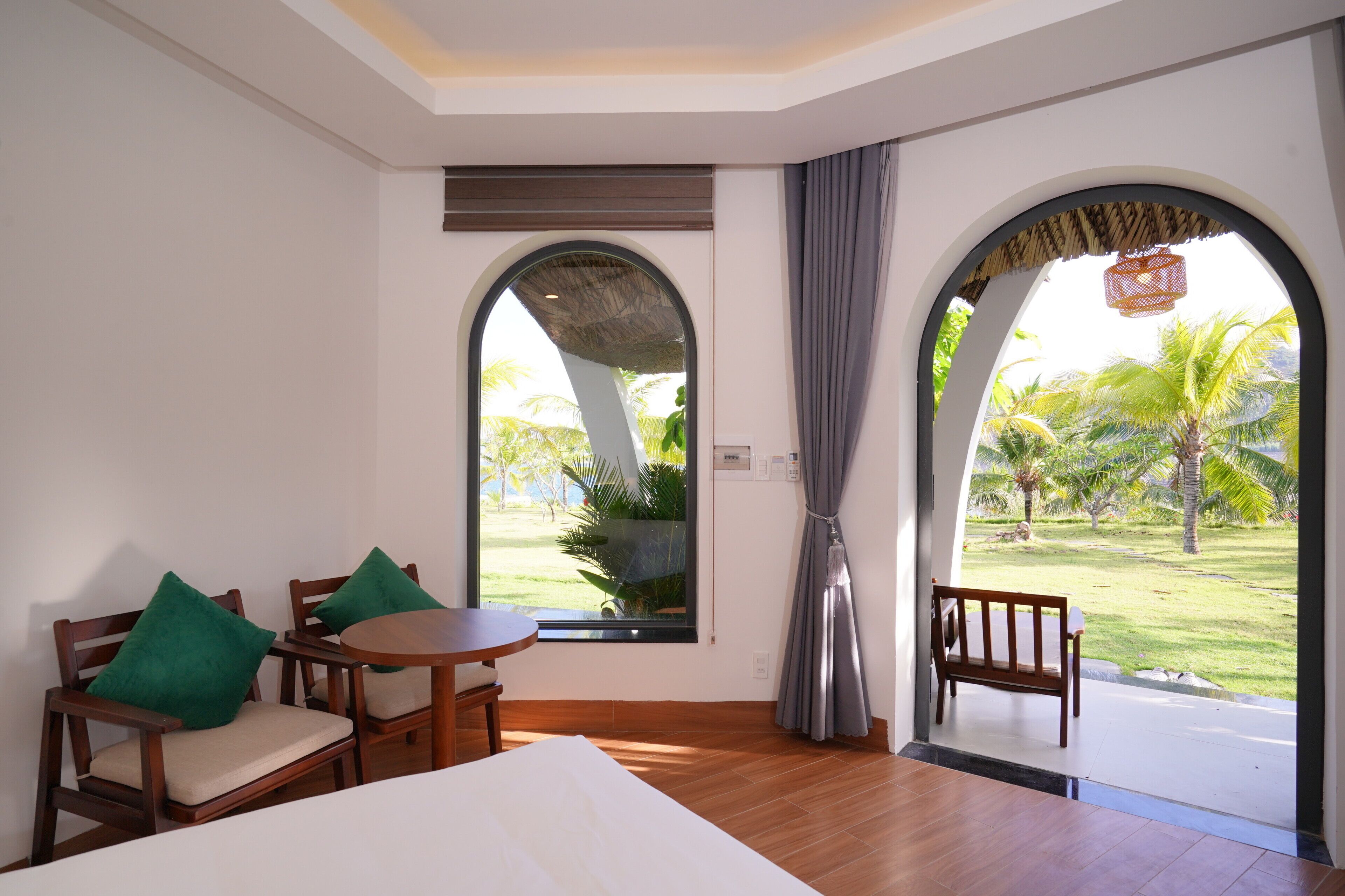 Luxury Bungalow, 1 Queen Bed, Ocean View | Minibar, in-room safe, laptop workspace, blackout drapes