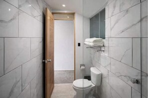 Bidet, Handtücher, Seife, Toilettenpapier