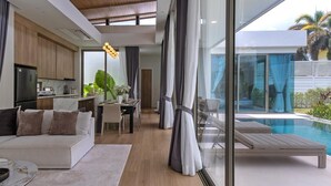 วิลล่า (3 Bedrooms) | บริเวณนั่งเล่น | ทีวี 64 นิ้ว พร้อมช่องเค  เบิล