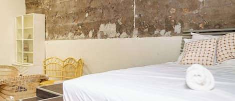 3 bedrooms, iron/ironing board, WiFi (free), bed sheets