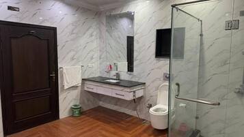 Superior Double Room | Bathroom | Shower, free toiletries, towels, soap