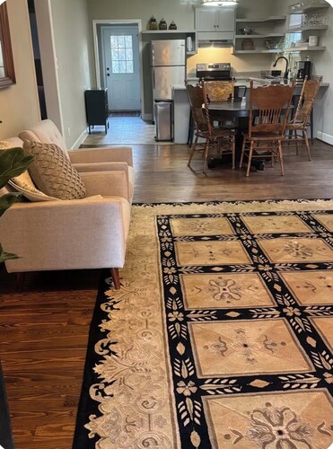 Convenient, comfy and cozy in downtown Centreville.