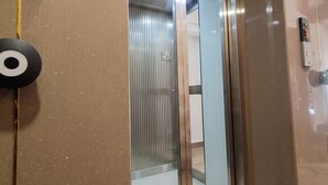 Lift - Hotel Banaras Vandanam (Varanasi)