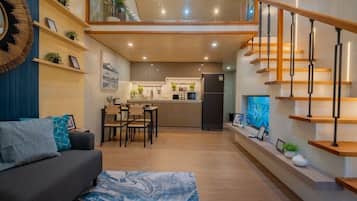 Villa Deluxe, vista al jardín | Área de sala de estar | Smart TV de 36 pulgadas con canales por cable