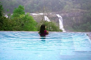 Kolam renang tertutup 