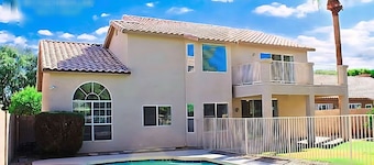 Sunny Gilbert Retreat! Private Pool, Game Room, Golfing ⛳️ Family Fun :D