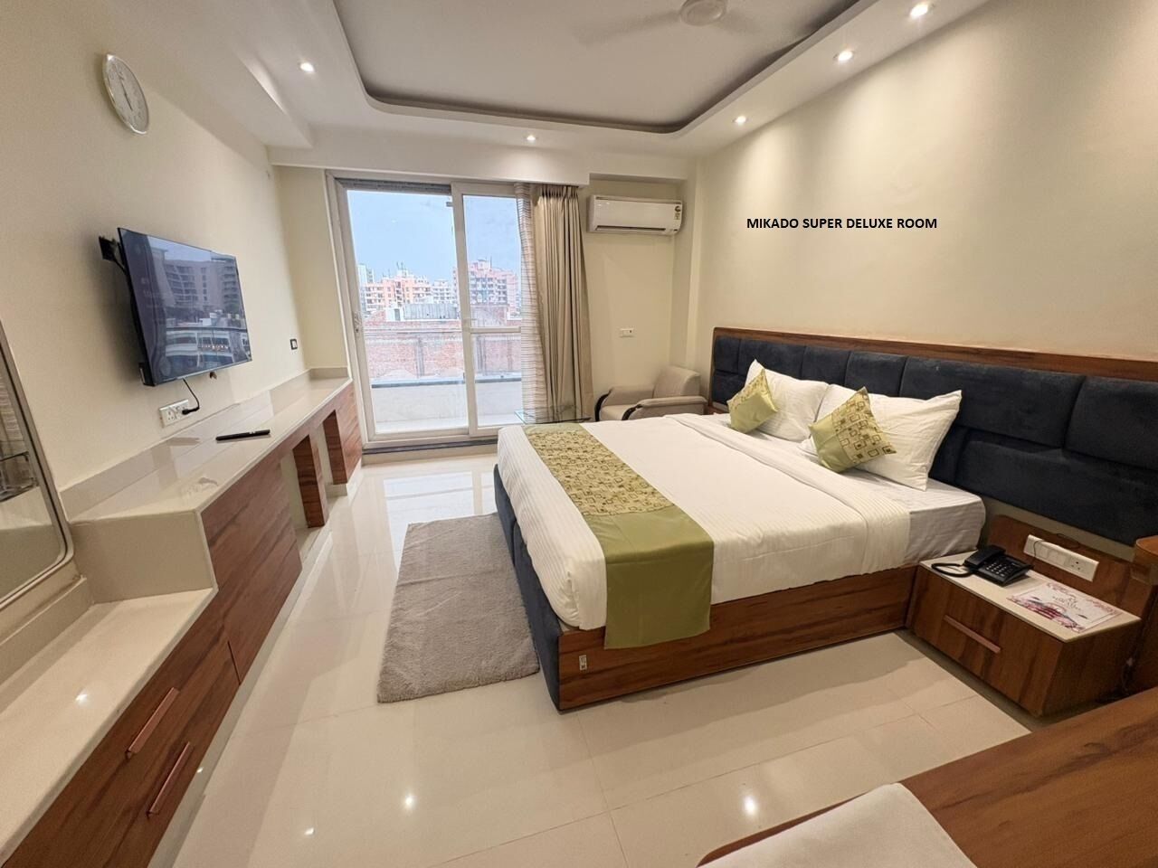 Deluxe Double Room, Balcony, City View | Meja, ruang kerja komputer riba, Wi-fi percuma 
