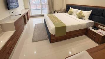 Dobbeltrom – deluxe, balkong, byutsikt | Sengetøy av topp kvalitet, dundyner, memory foam-senger og skrivebord