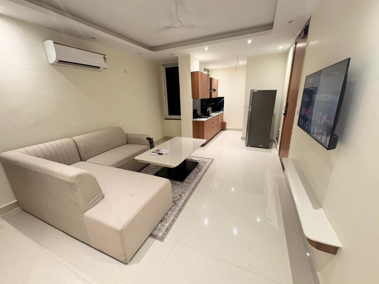 Executive Suite, Balcony, City View | Living area