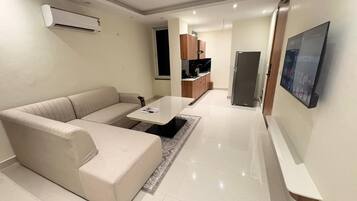 Executive Suite, Balcony, City View | Living area