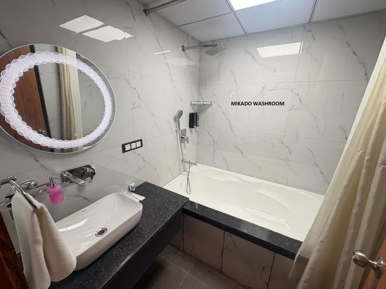 Executive Suite, Balcony, City View | Bathroom | Separate tub and shower, free toiletries, hair dryer, towels