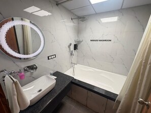 Executive Suite, Balcony, City View | Bilik Mandi | Tab mandi dan pancuran berasingan, kelengkapan dandanan diri percuma 